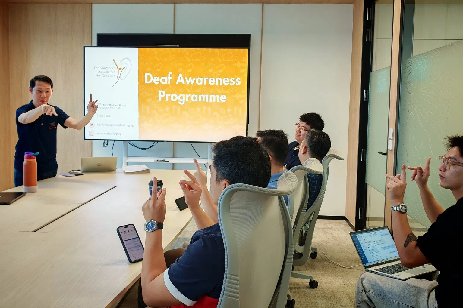 Chagee Singapore team learns Singapore Sign Language from professional instructor.