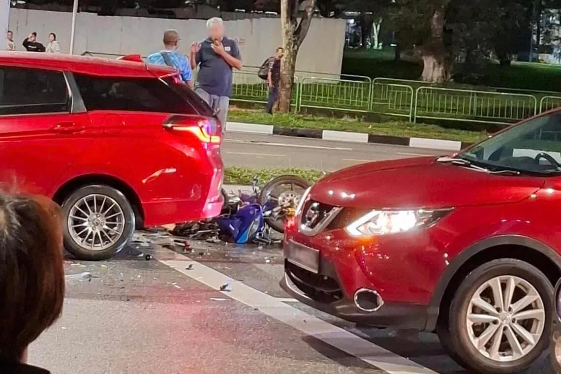 在红色汽车的后方也有一辆倒下并被撞毁的电单车，从撞毁程度来看，电单车疑似被碾过。（取自Singapore Incidents脸书）