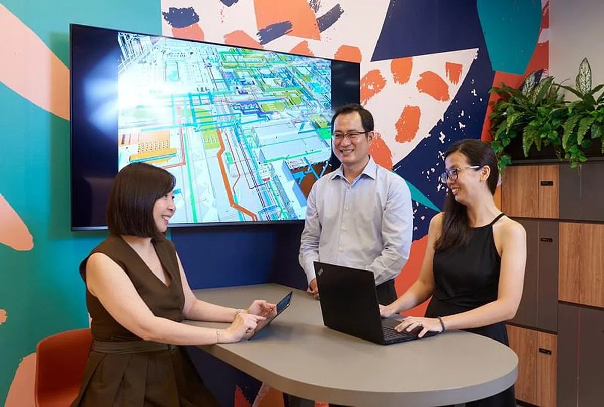 林增建筑高度采纳数码科技，不论是技术专人或项目经理，工作效率都翻倍。左起：高级数码科技经理罗怀美、项目经理翁启劲和助理技术经理林彩云。（图/新报业媒体）