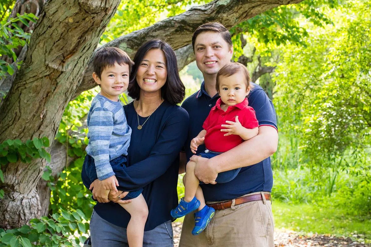 吴弭与先生和儿子。（取自吴弭面簿）