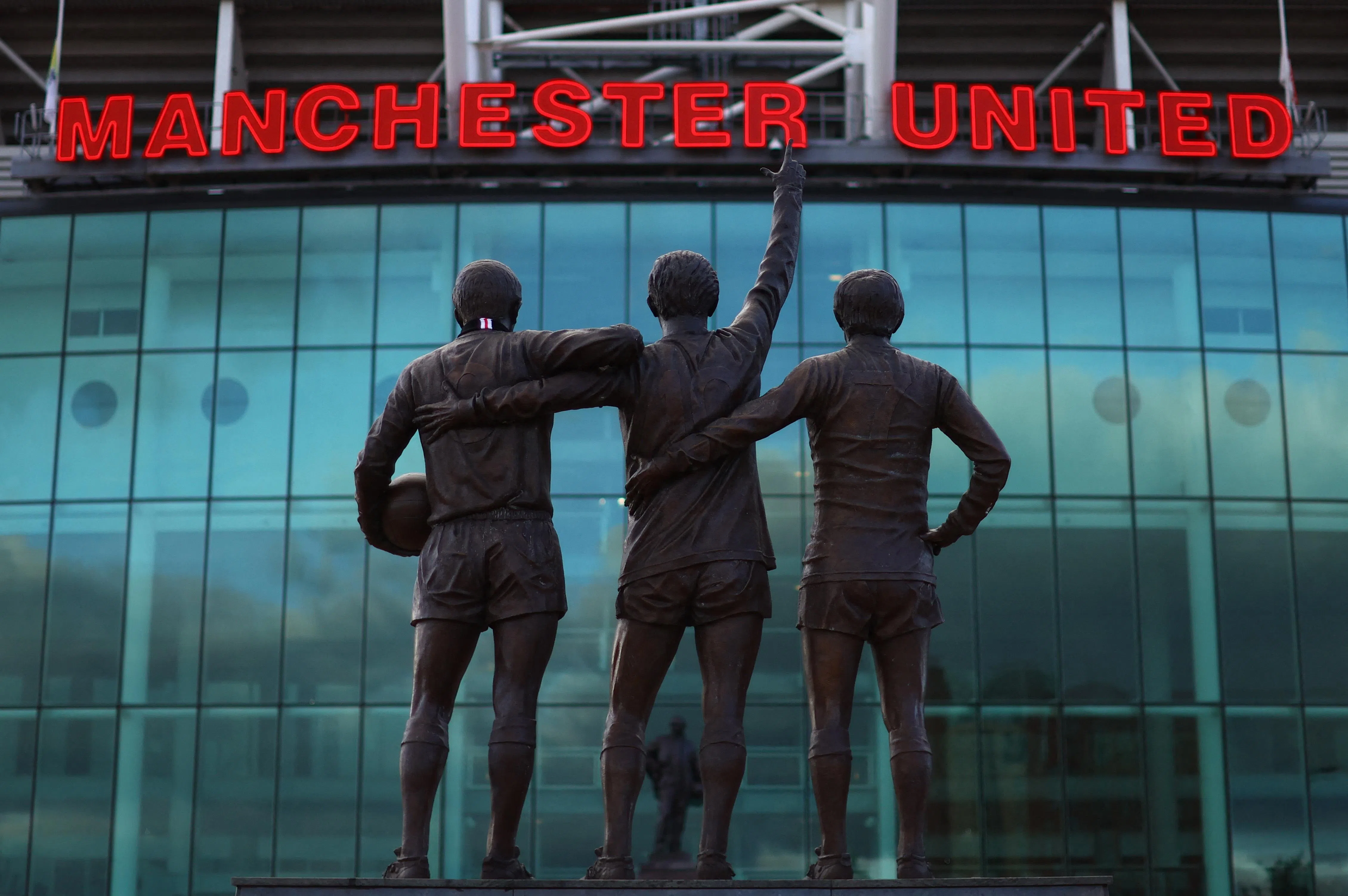 查尔顿离世的消息公布后，这名传奇人物在老特拉福德球场外的雕像被披上了围巾（左一），以示哀悼。（路透社）