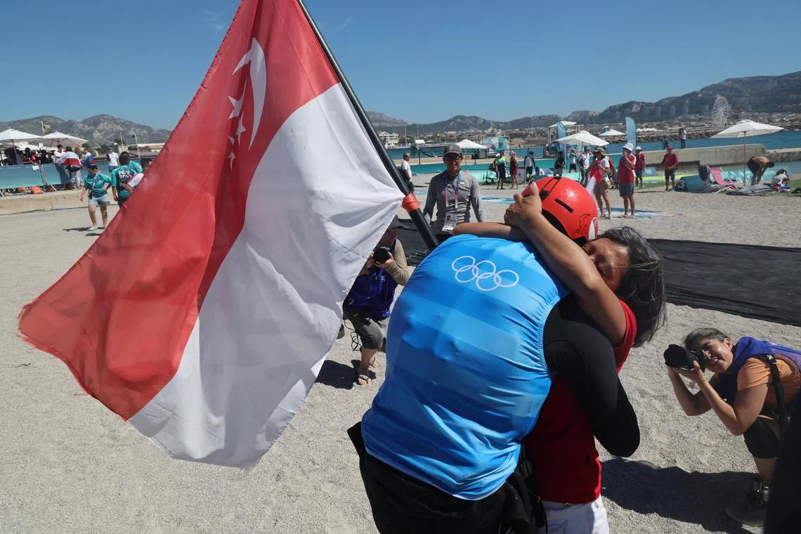 墨士廉上岸后与母亲丁慧卿相拥许久。（谢智扬摄）