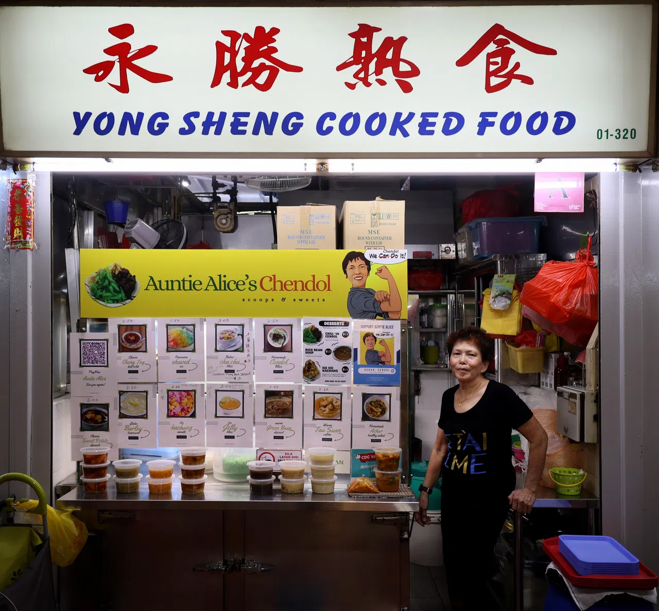 原本主打杂菜饭和咖喱鱼头的永胜熟食，因为郑善霙的另一半身体出状况，改卖浆绿等甜汤。（龙国雄摄）