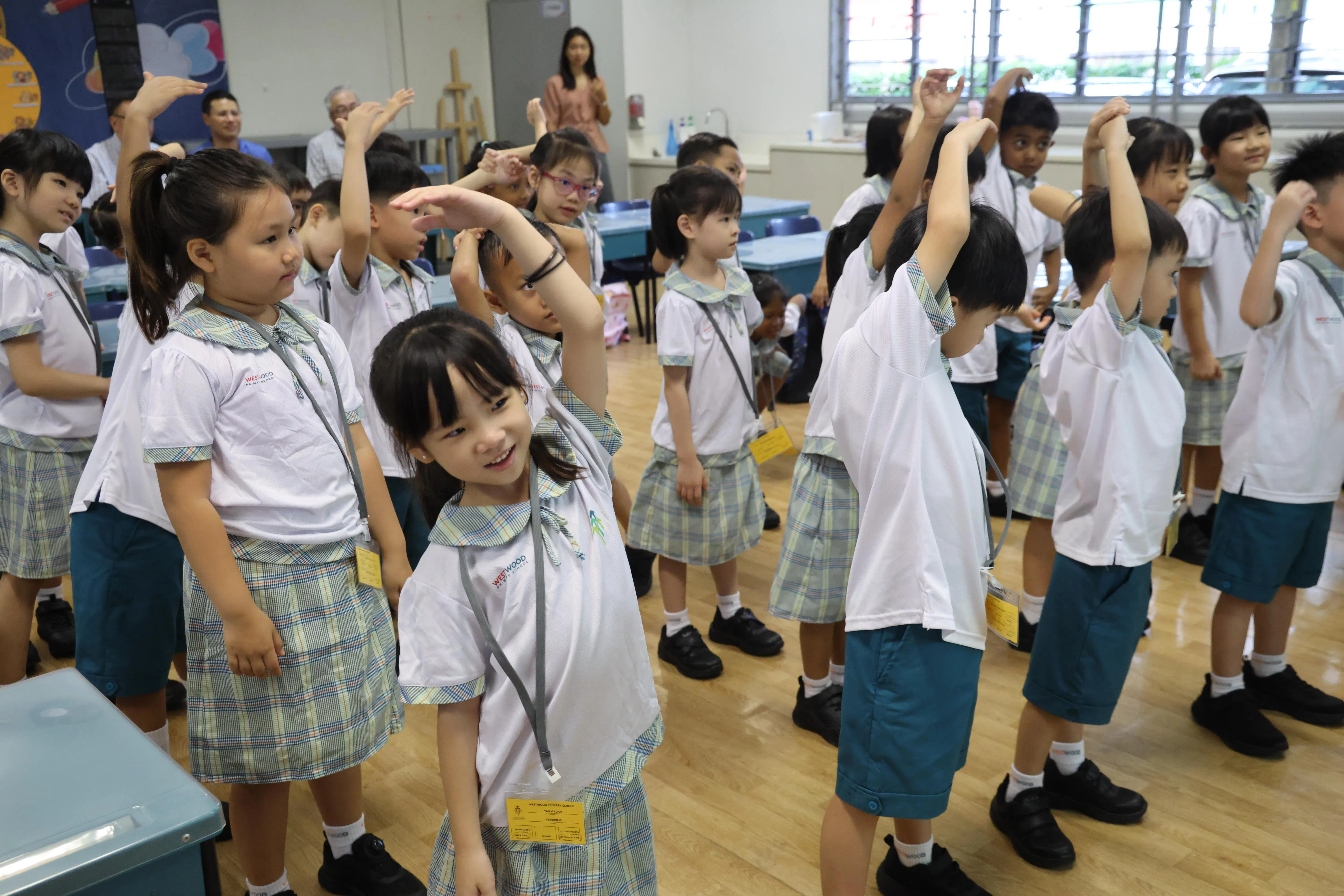 教育部正在检讨小一报名制度，确保学校继续对不同背景学生维持开放。图为今年1月2日开学第一天，裕廊西维林小学的学生在班上做体操的情景。（梁麒麟摄）