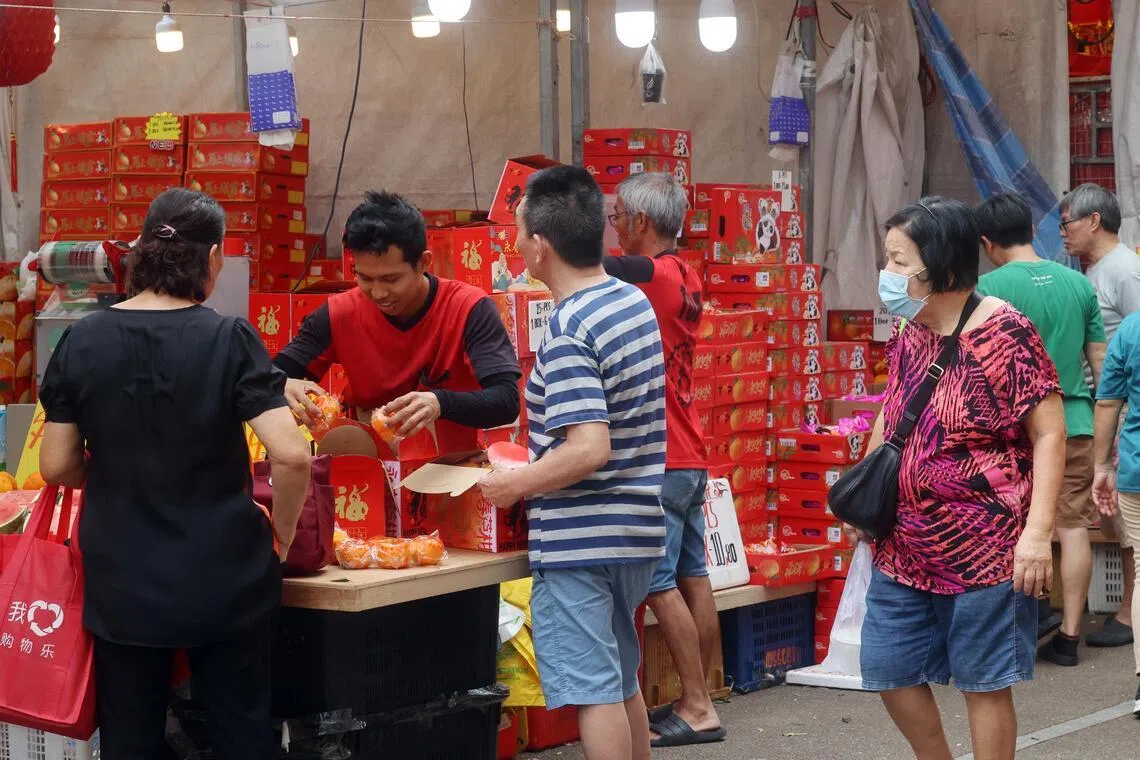 不少邻里地点的年货市场年柑已打出折扣。（邝启聪摄）