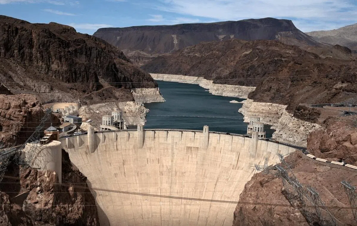 位于美国内华达州的胡佛水坝米德湖出现低水位。（图：路透社）