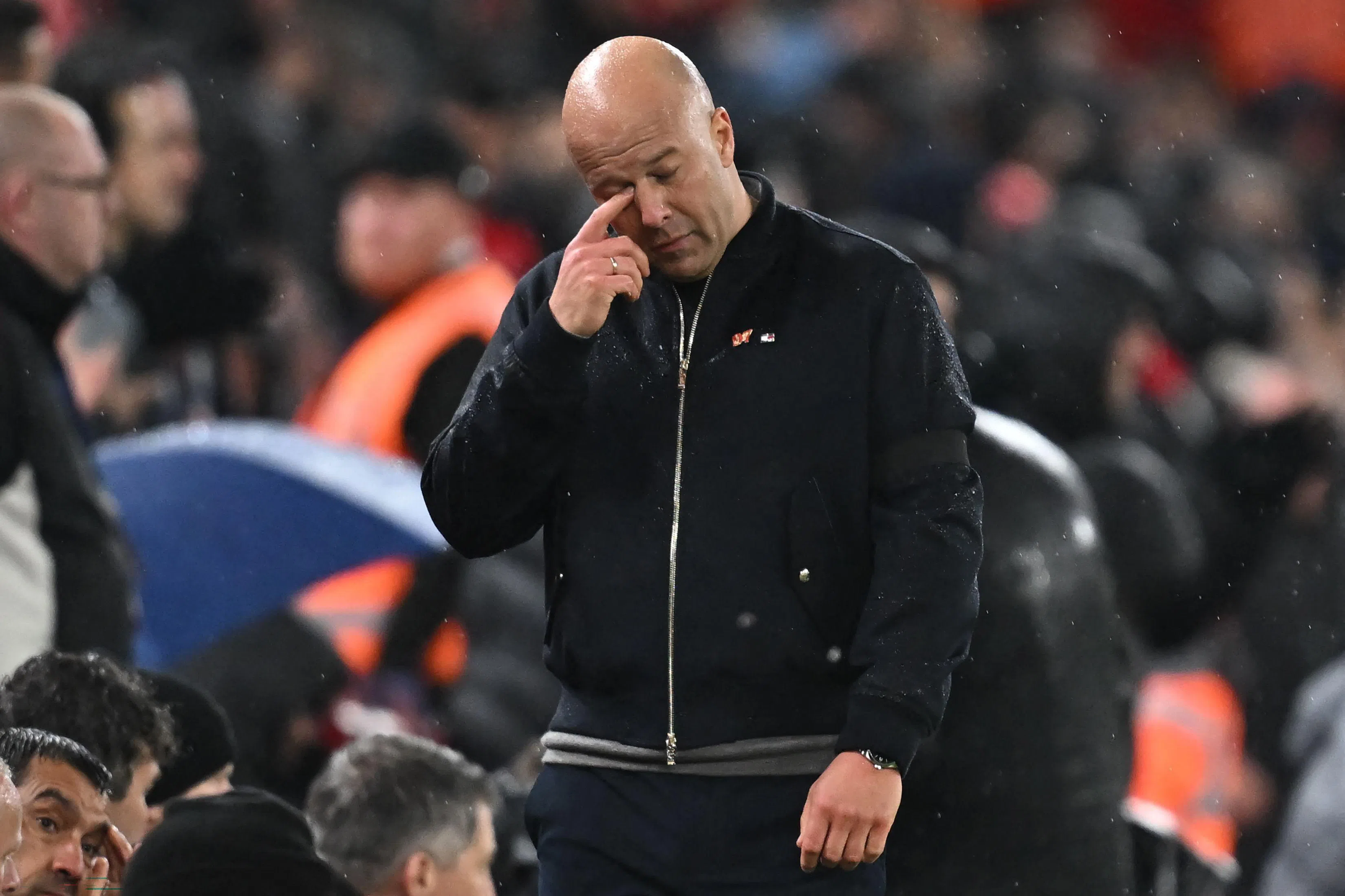 利物浦主帅斯洛特在球队惨遭大巴黎“双杀”后，难掩失望之情。（法新社）