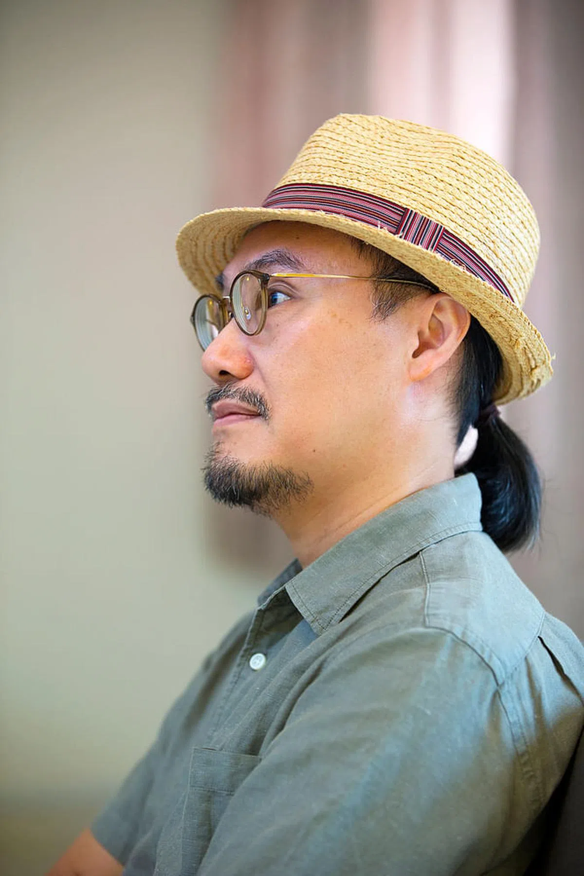 香港作家董启章曾担任南洋理工大学华文驻校作家。