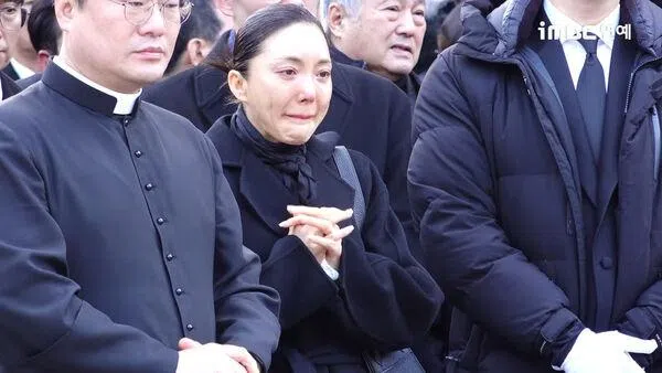 送别安圣基的艺人朋友，难掩哀伤痛哭流泪。（互联网）