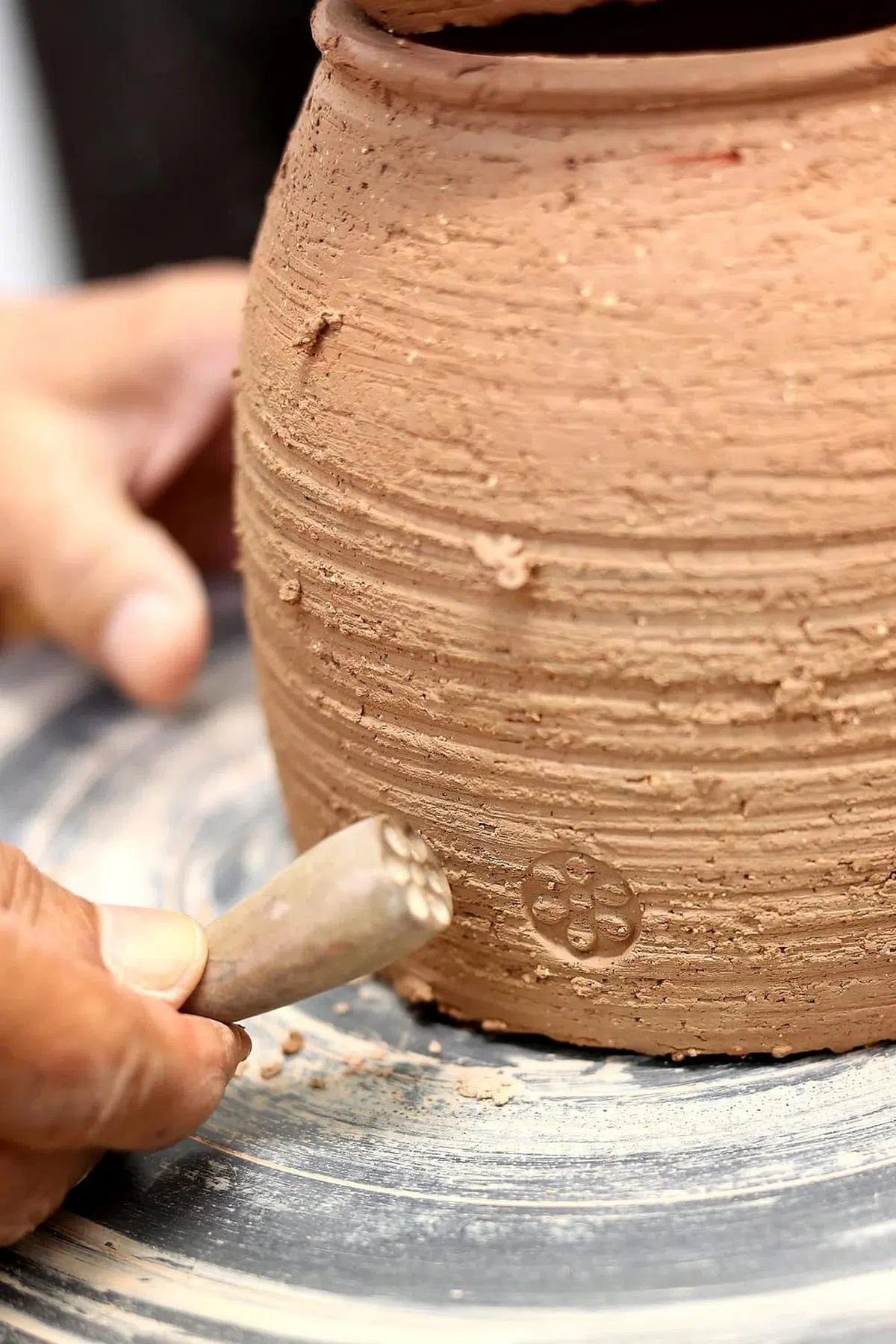 伊斯干达·贾里在陶艺品留下印记。（龙国雄摄）