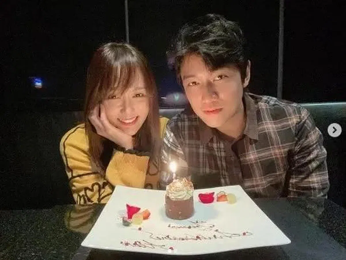 陈乔恩（左）和圈外男友在社媒宣布婚事。（取自艺人Instagram）