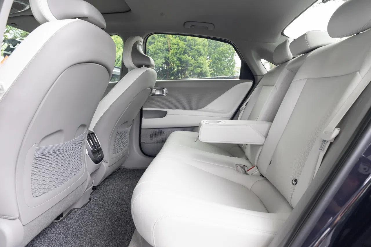 后座乘客有足够腿部和头部空间。（特约沈康雄摄）