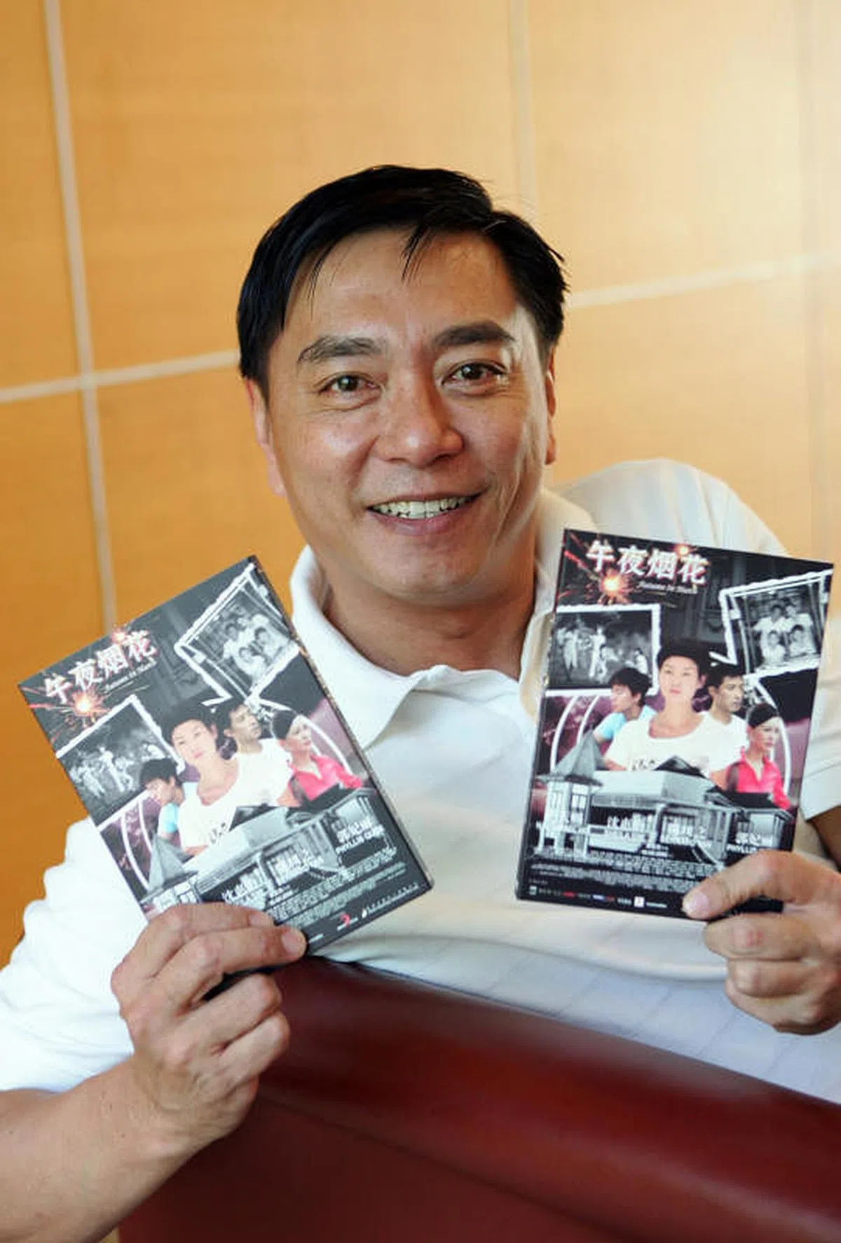 黄奕良和自己的导作《午夜烟花》。（档案照）