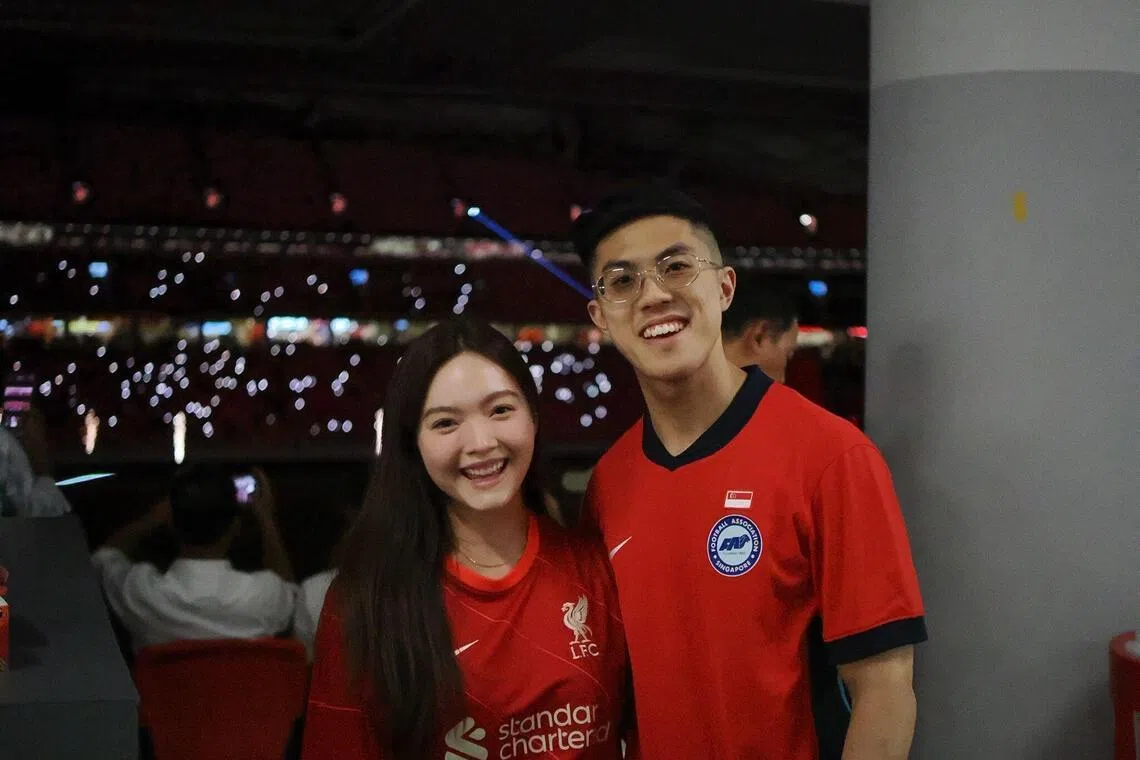 新加坡球迷萧维锋（右）和妻子林誉暄一同来到国家体育场支持雄狮。（卓舒畅摄）