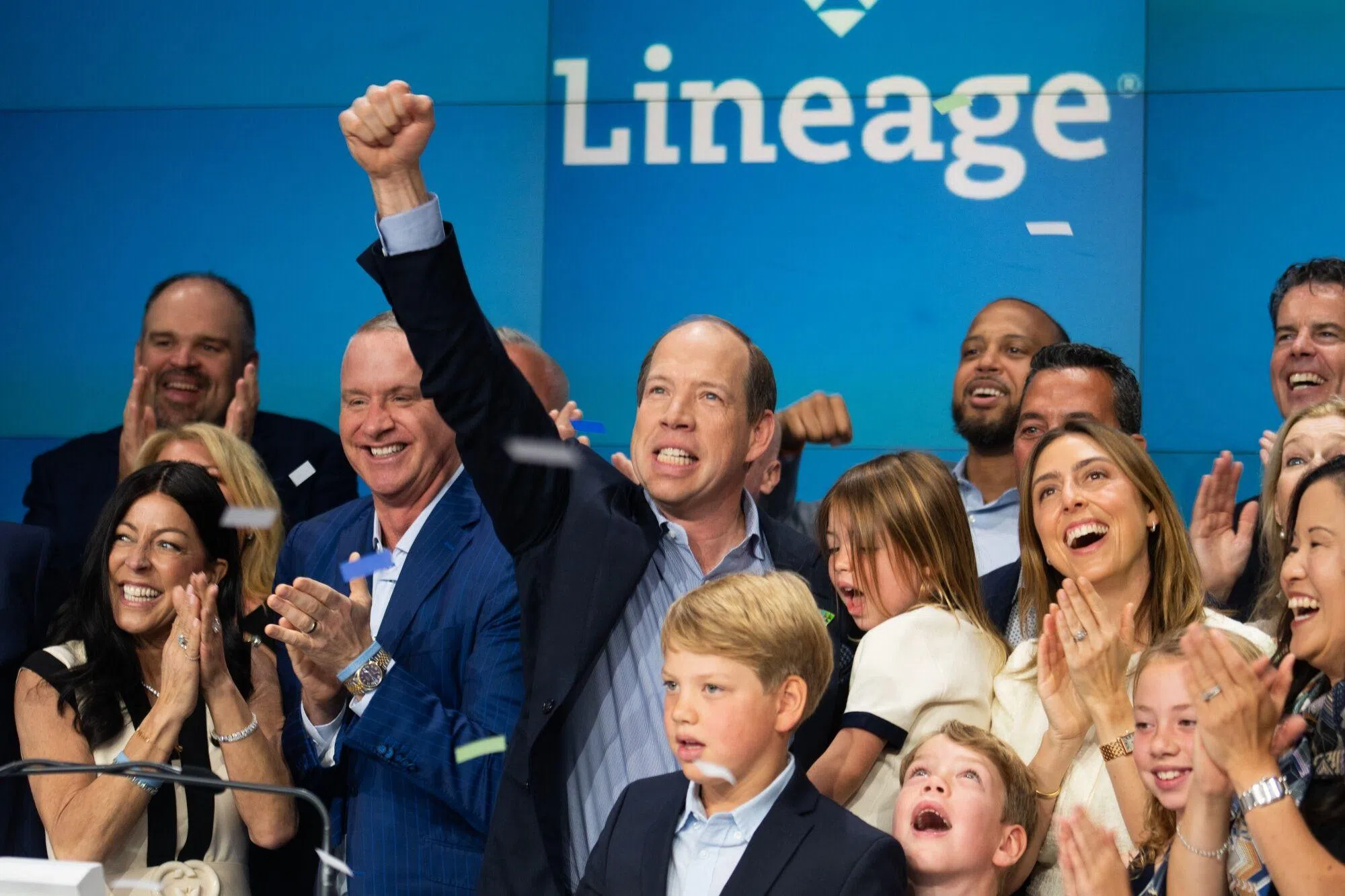 Lineage总裁兼首席执行官莱姆库尔（Greg Lehmkuhl）（中左）和联合创始人马尔凯蒂（Kevin Marchetti）（中）隔夜为公司首日在纳斯达克股市挂牌敲响开业钟。（彭博社）