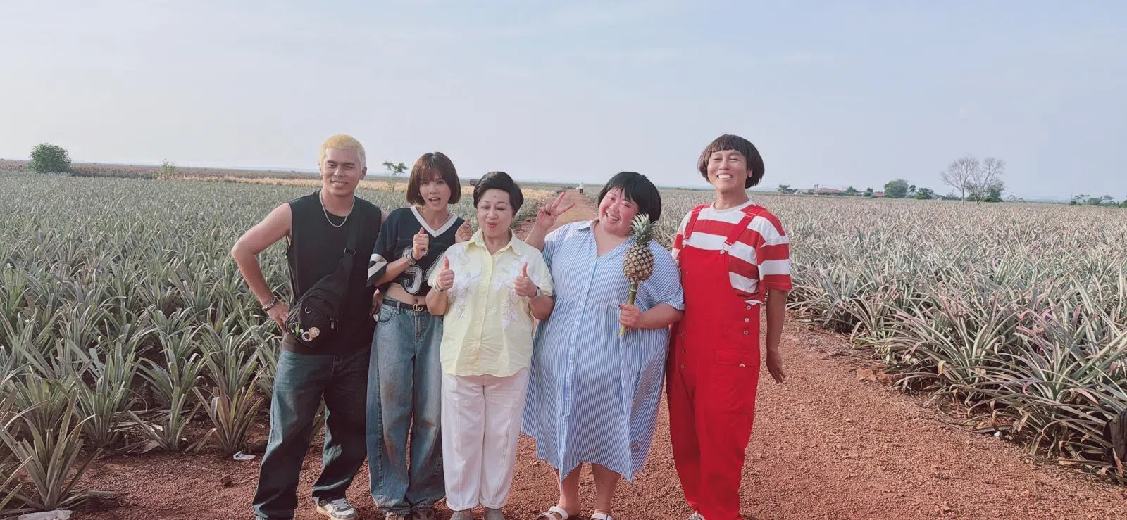 身兼导演、编剧和演员的赖宇涵（右一）带领薛家燕（中）和其他演员到玻璃市拍摄外景。（薛家燕提供）