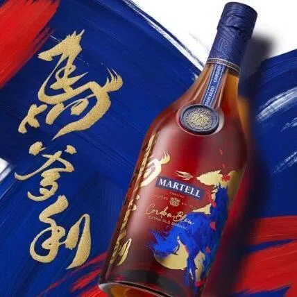 中国艺术家贺大田于金色的“马爹利”三字中融入奔马意象。（品牌提供）