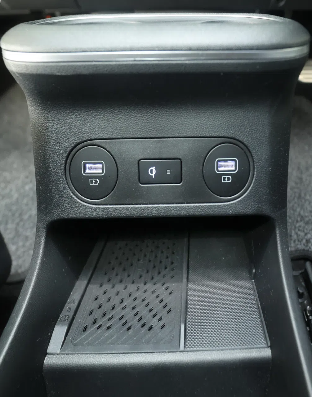 中间扶手区域提供了一个无线充电槽和两个USB-A充电接口。（邬福梁摄）