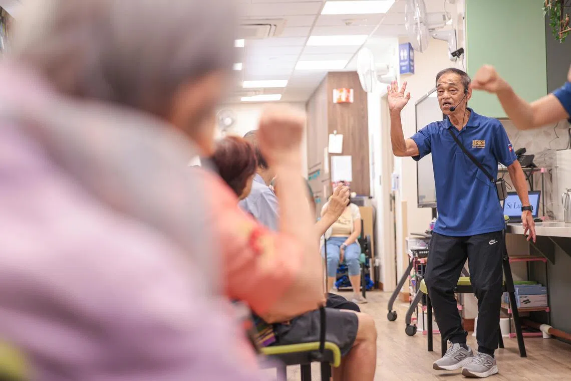 新加坡乐龄义工组织义工赖鎗权曾是警察部队的体能教官，退休后教导乐龄人士保健操。（李冠卫摄）