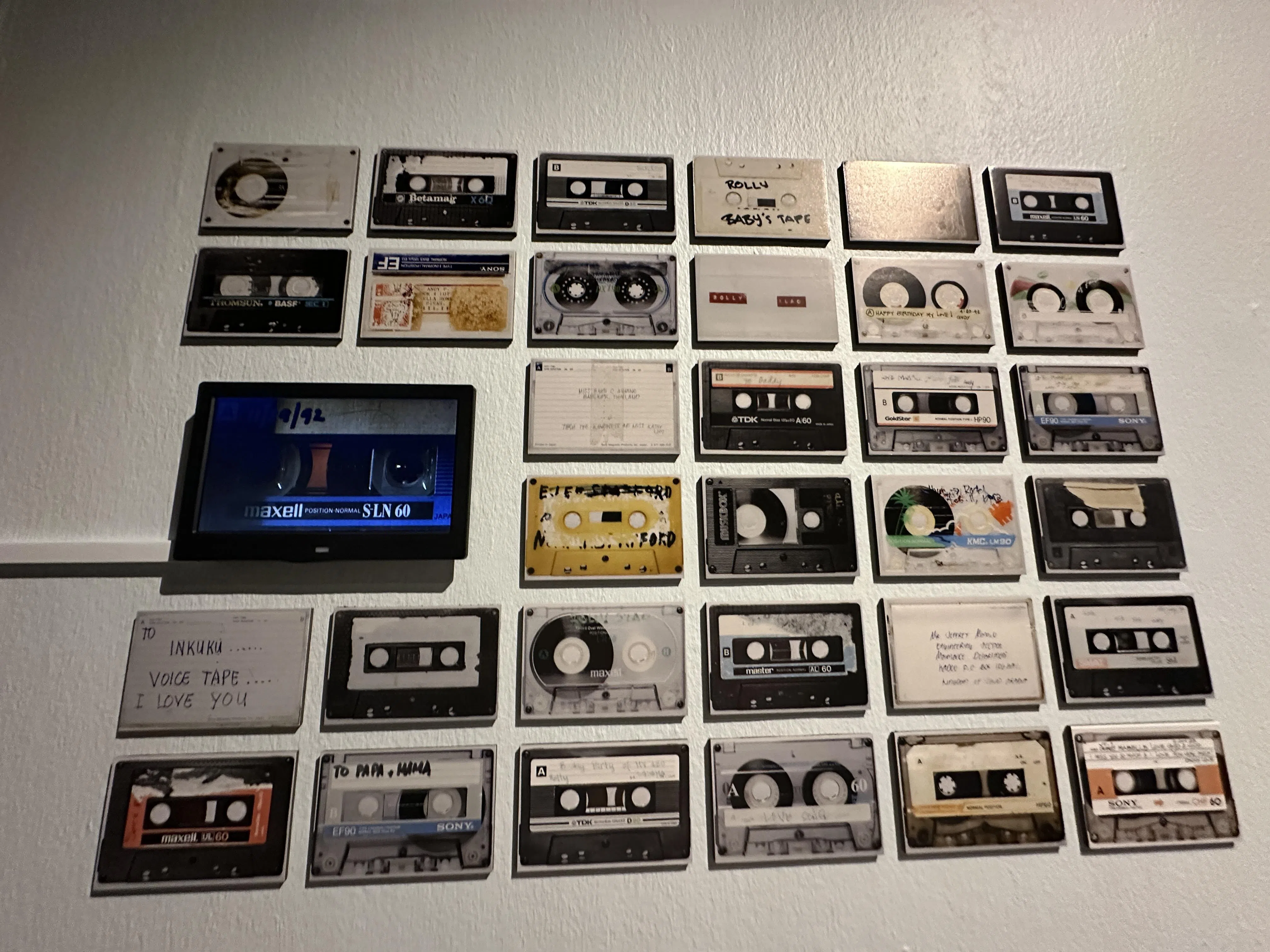 黛米·丹格拉的卡带，带出菲律宾劳工家庭所承受的骨肉分离代价。（黄向京摄）