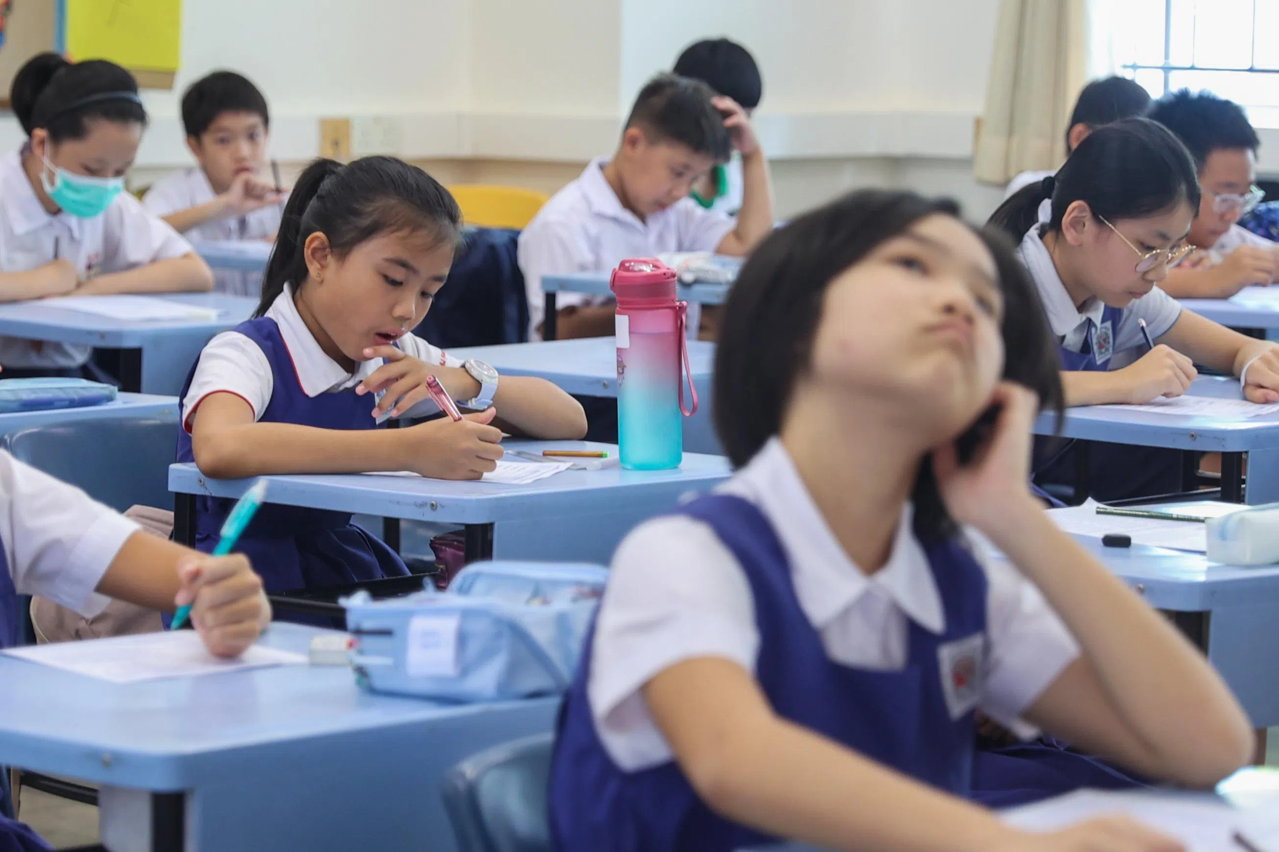 全国华文大比拼初试星期六在南洋女中举办，不少学生觉得有关本地方言的考题相当有难度。今年的试卷由早报校园与国立教育学院合作，安排34名受训华文教师参与出题。（白艳琳摄）