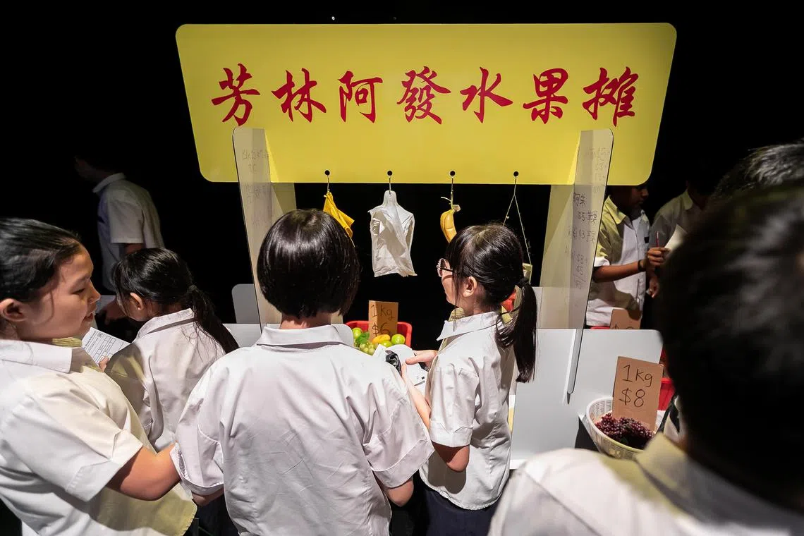 参与式剧场《一堂课》在2015年新加坡国际艺术节亮相后，也改编为校园版，邀莘莘学子一同思辨土地和民主议题。（戏剧盒提供）