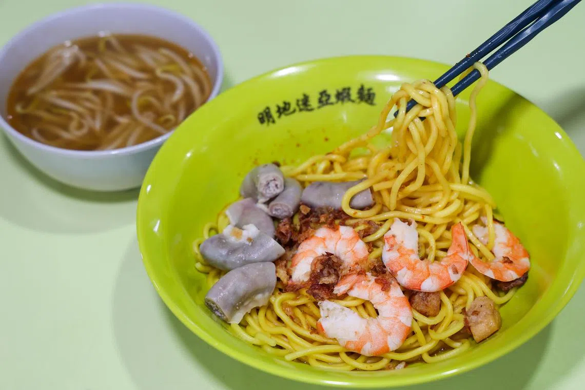 明地迷亚虾面所售的粉肠虾面，虾肉鲜美，粉肠处理得干净。（林明顺摄）