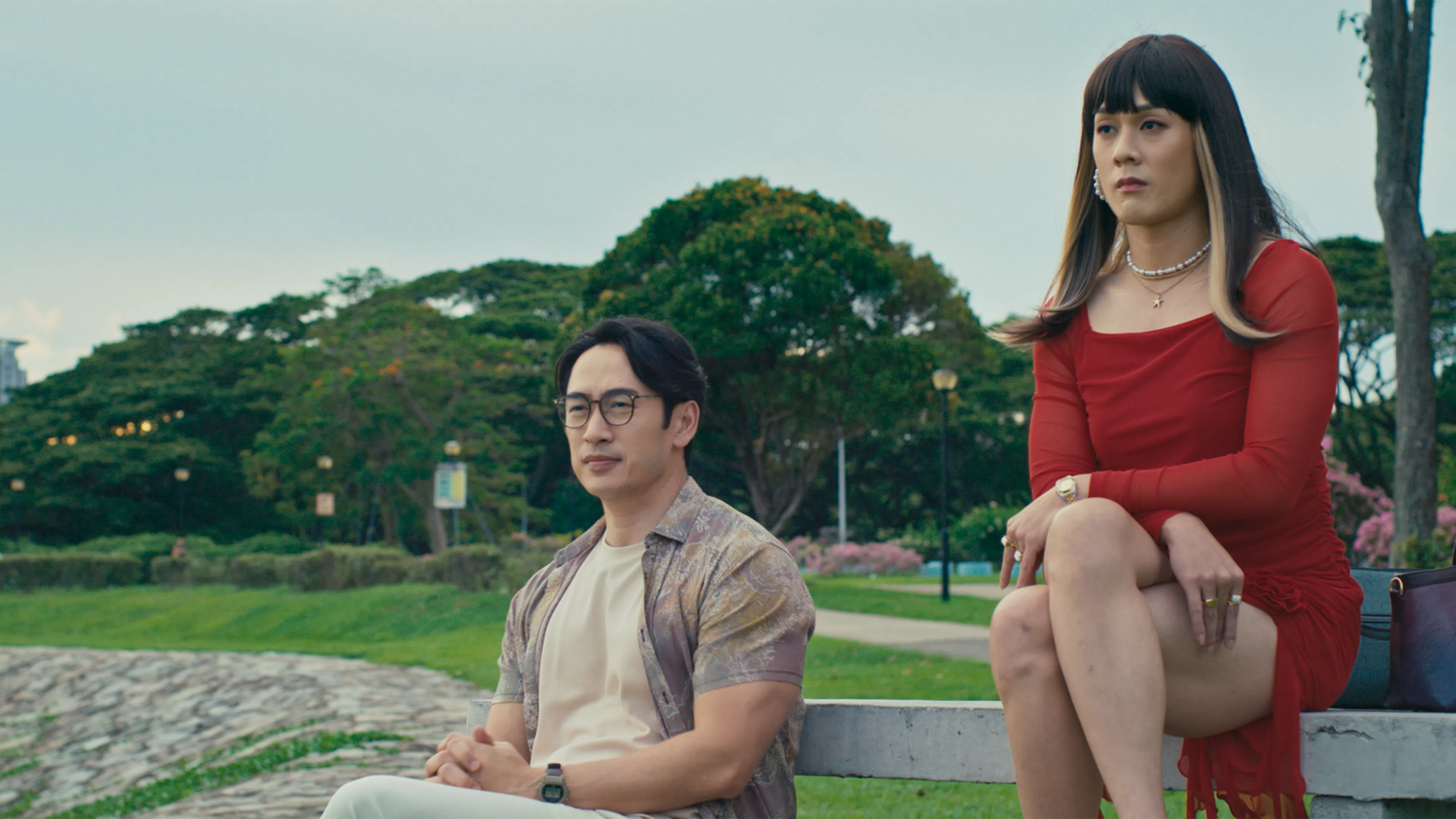 “变装娘娘”许瑞奇（右）和台湾演员路斯明在片中饰演一对恋人。（嘉华院线提供）