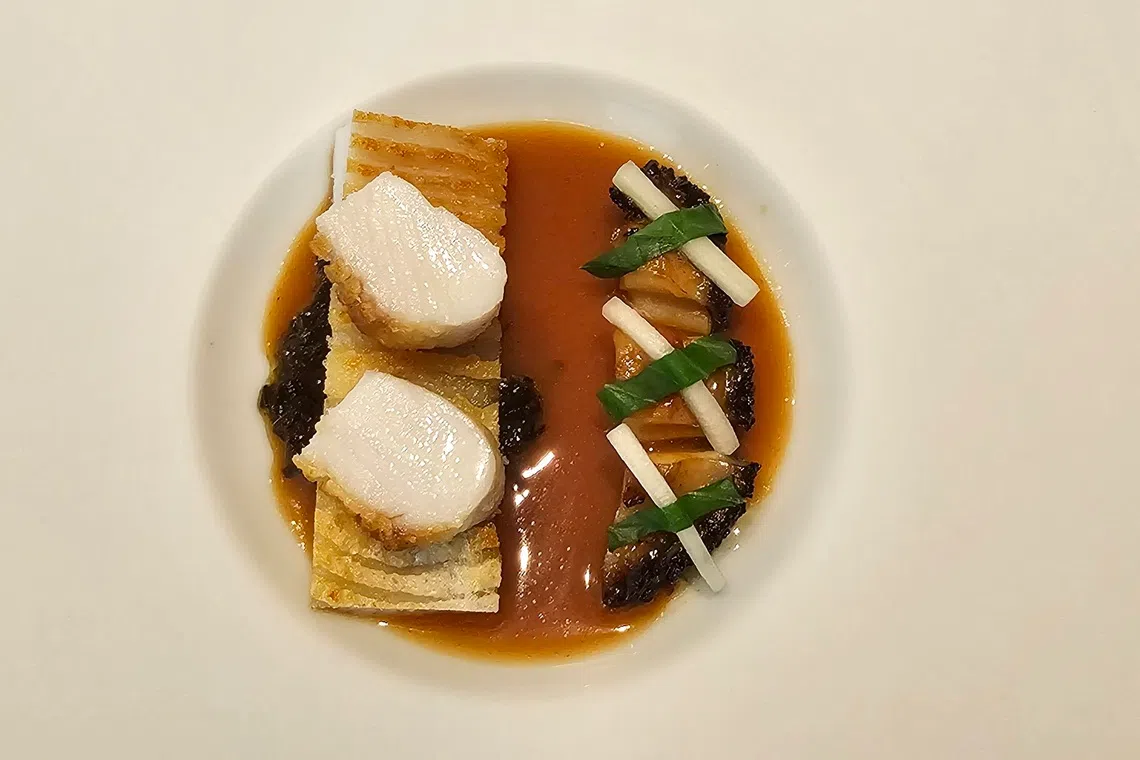 银鲳和鲍鱼的组合有惊喜，tapai酱汁画龙点睛。（黄亿敏摄）