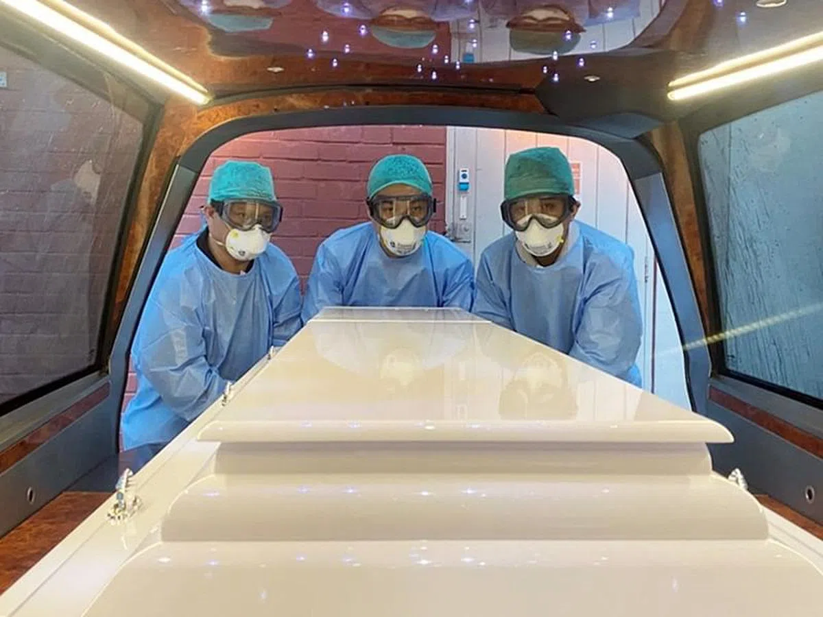 洪子谦多次强调，殡葬业虽然不是主流职业，但和医生护士一样，是高尚的职业，理应享有专业的公平对待。（图/受访者提供）