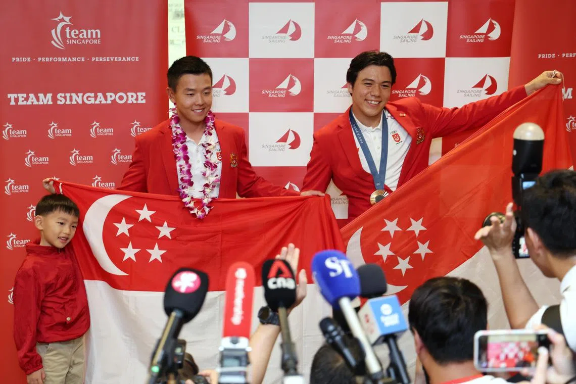 新加坡帆船队选手墨士廉（右一）与卢军汉（右二）在受访时都说，回国后想吃家人做的饭。（林明顺摄）