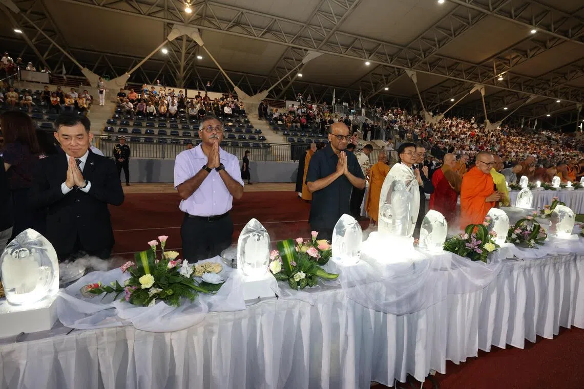 尚达曼总统（左三）、律政部兼交通部高级政务部长穆仁理（左二），以及佛教慈济功德会（新加坡）执行董事马庆华（左一）共同参加5月10日在义顺体育场举行的佛教慈济基金会60周年庆暨浴佛大典。（梁麒麟摄）