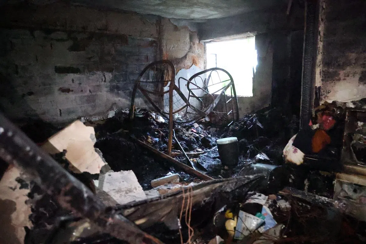 失火单位内的物品都被烧成灰烬。（关俊威摄）