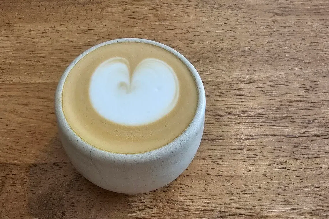 Apartment Coffee人气高，经常有排队人龙，一个人上咖啡馆也能惬意享受独处时光。（黄亿敏摄）