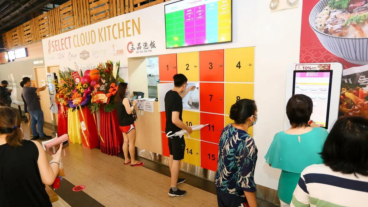 胜乐集团在大巴窑工业区的云厨房有六个品牌，食物准备好就到指定柜子领取。（档案照）