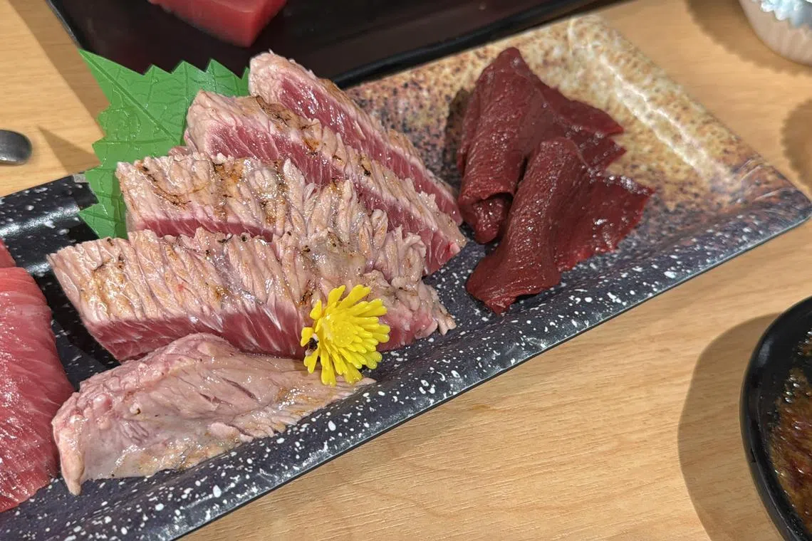 鲔鱼背部的瘦肉赤身清爽扎实，最能体现鲔鱼原味。（邝启聪摄）