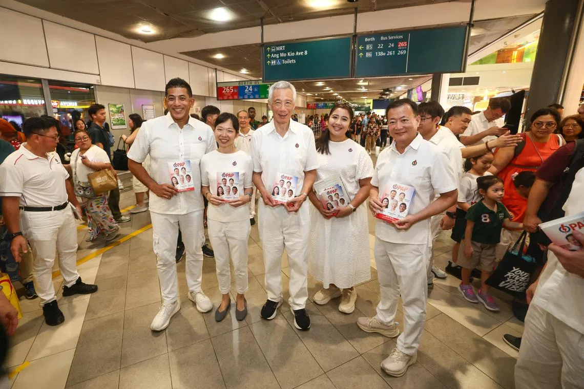 宏茂桥集选区人民行动党候选人在提名日（4月23日）傍晚，到宏茂桥城（AMK Hub）和宏茂桥巴士转换站走动两个多小时，呼吁选民支持行动党团队。行动党宏茂桥集选区候选人包括（右起）赖添发、娜蒂雅、国务资政李显龙、刘洁敏和杰乐。（陈渊庄摄）