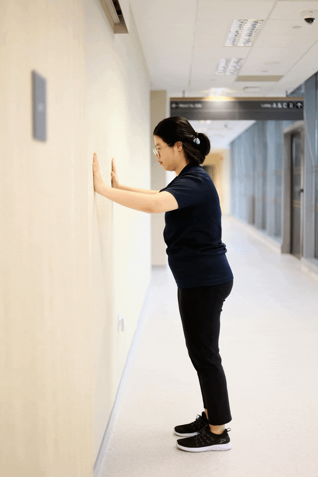 练习靠墙掌上压有助增強手臂、肩膀和胸部的力量，起床或从地上站起来更容易。（龙国雄摄）