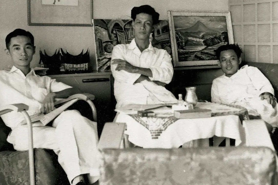 采访万隆会议的三名新加坡记者：陈加昌（左起）、《星洲日报》的刘天凤，以及时任《南洋商报》采访主任、后来从政的政坛元老李炯才。刘天凤和李炯才先后在1970年和2016年逝世。（档案照片）