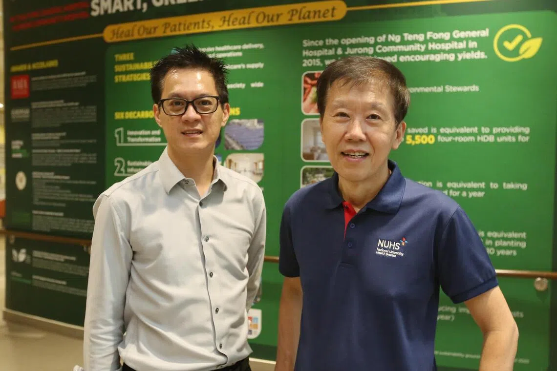 黄廷方综合医院与裕廊社区医院首席可持续发展官黄建川（右）强调，在推行任何节约能源计划前，团队都会和利益相关者商讨；左为医院设施管理副主任张育銓。（特约陈福洲摄）