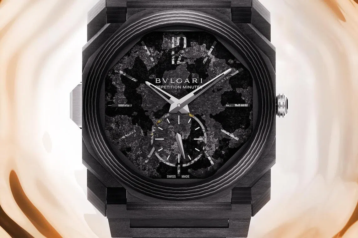 超薄宝格丽Octo Finissimo碳纤维三问报时腕表，搭载一枚精密复杂的三问报时机芯。（宝格丽提供）