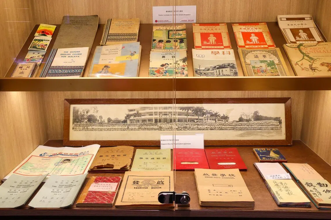 图为茶阳客家文物馆内展示的早期华校课本及相关历史文献，其中有启发学堂的教材、照片等。（林明顺摄）