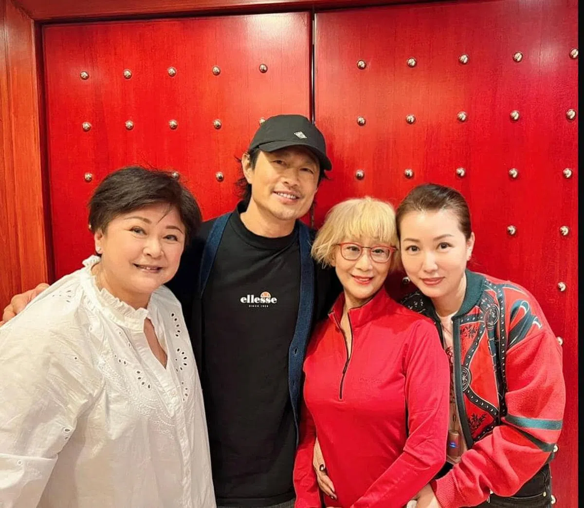 黄淑仪（左起）、黄德斌、黄纪莹都来给陈曼娜（右二）贺寿。（取自艺人脸书）