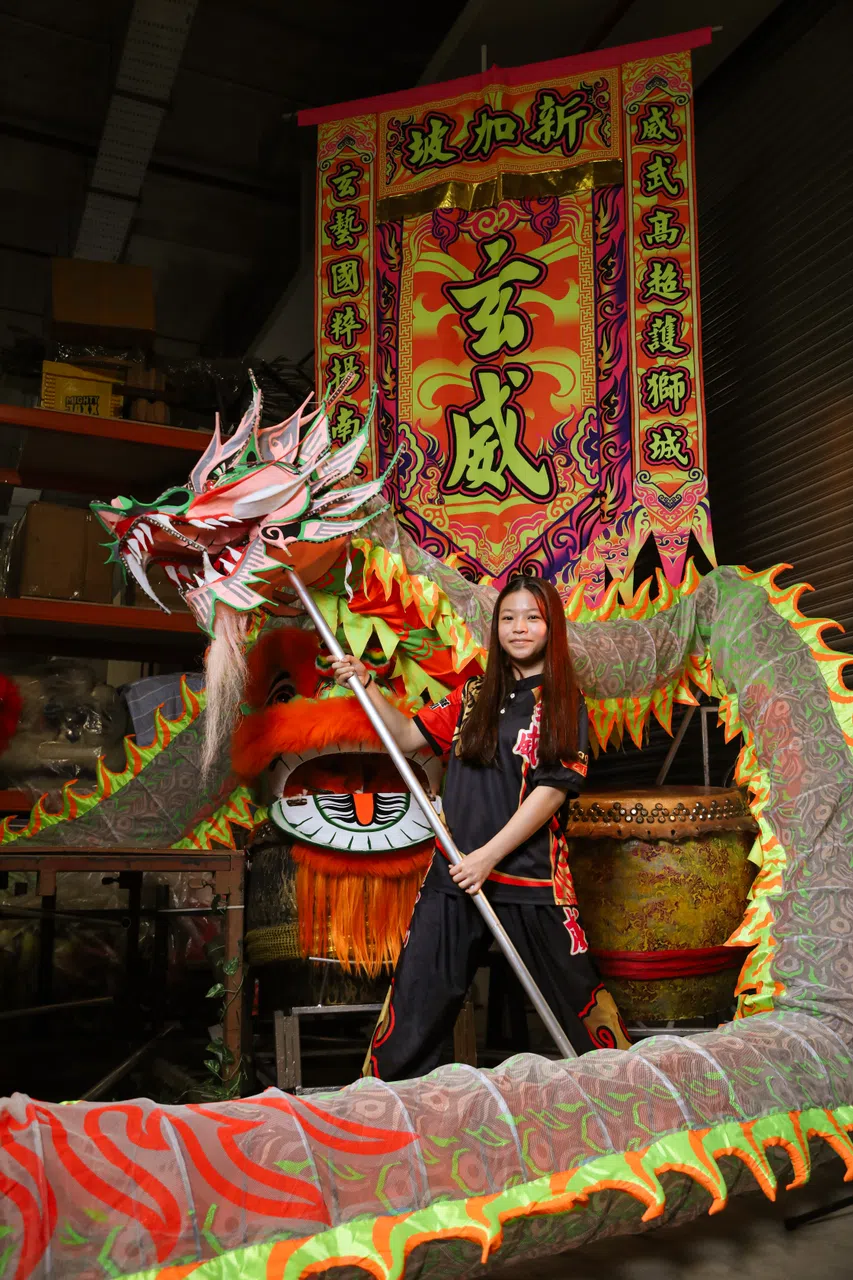诗惠年纪轻轻，舞龙架势十足。（龙国雄摄）