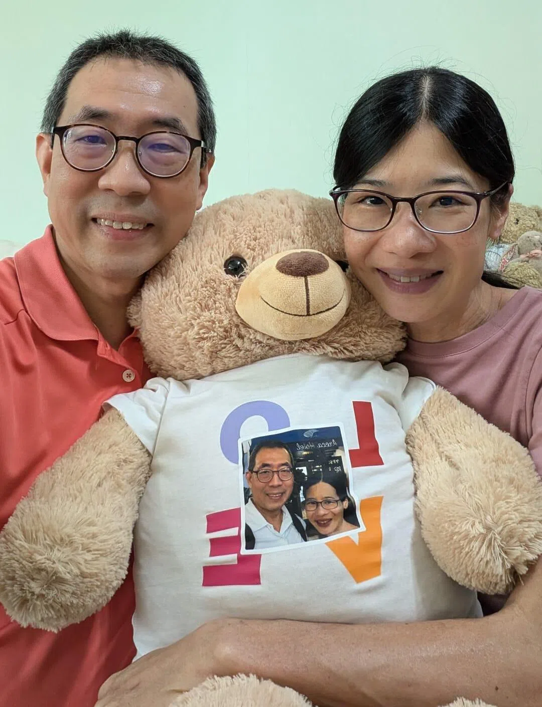作为看护者，谢如昌（左）认为照顾妻子司徒淑仪并不困难。（受访者提供）