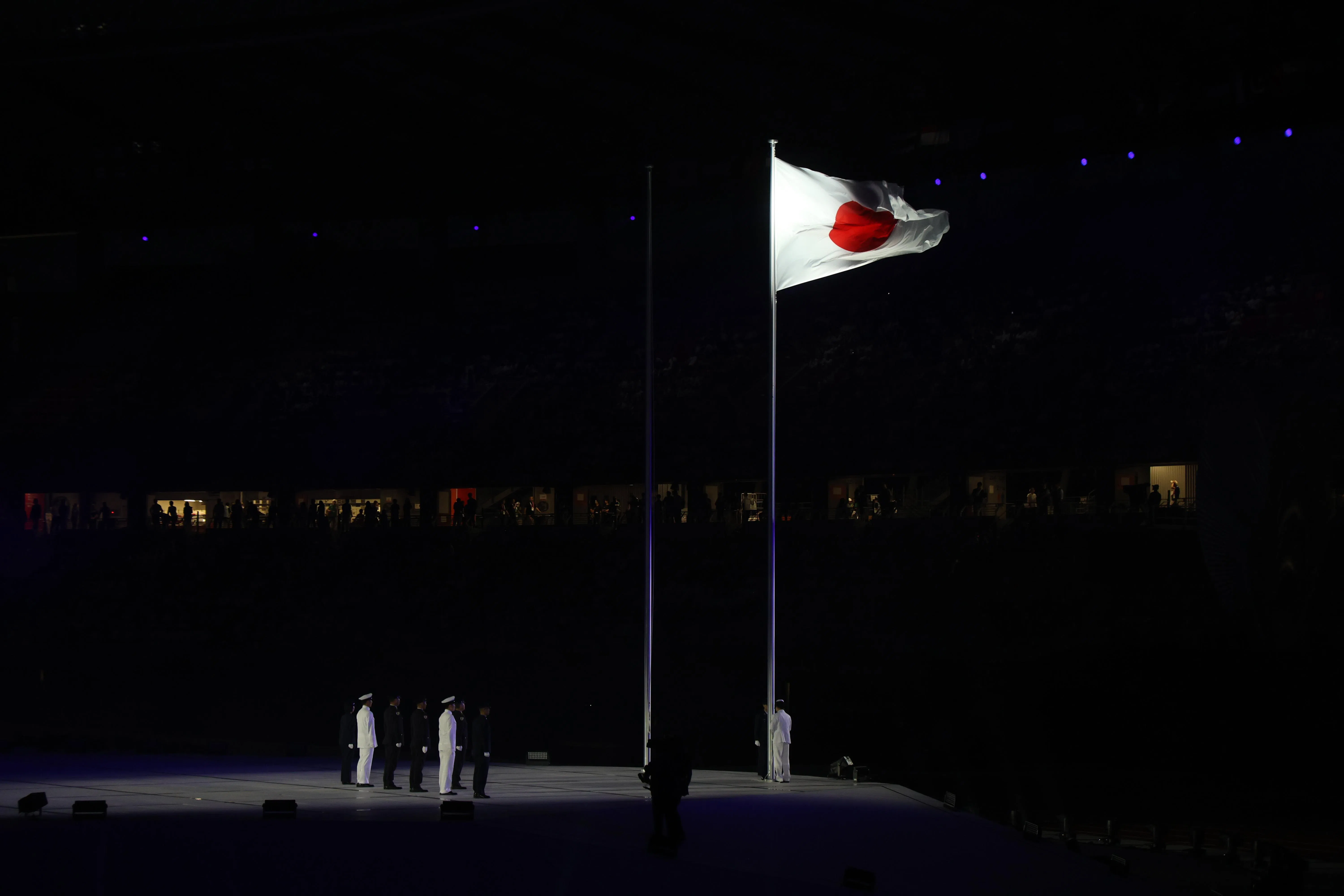 一幅高达10米的日本国旗在体育场内缓缓升起。（关俊威摄）