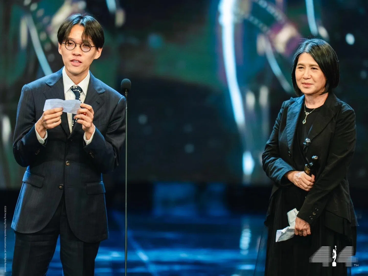 钱小蕙（右）与江皓昕共同编剧的港片小品《再见UFO》在这届金像奖颁奖礼上大放异彩。（取自香港电影金像奖脸书）