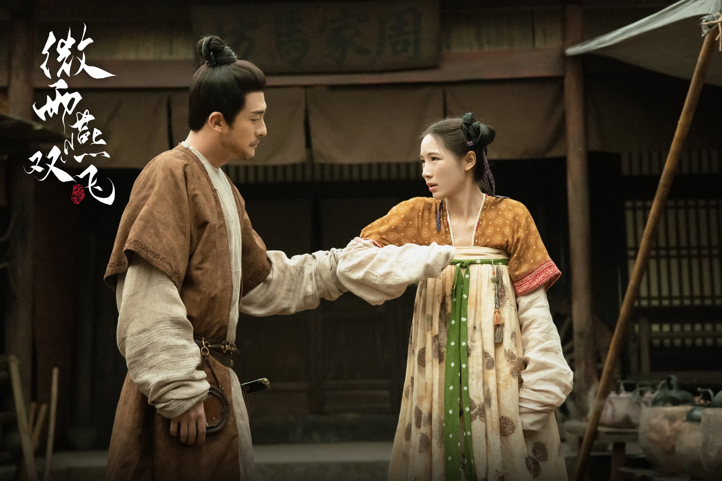 孙艺洲（左）与张楠在《微雨燕双飞》中扮演怨偶。（互联网）