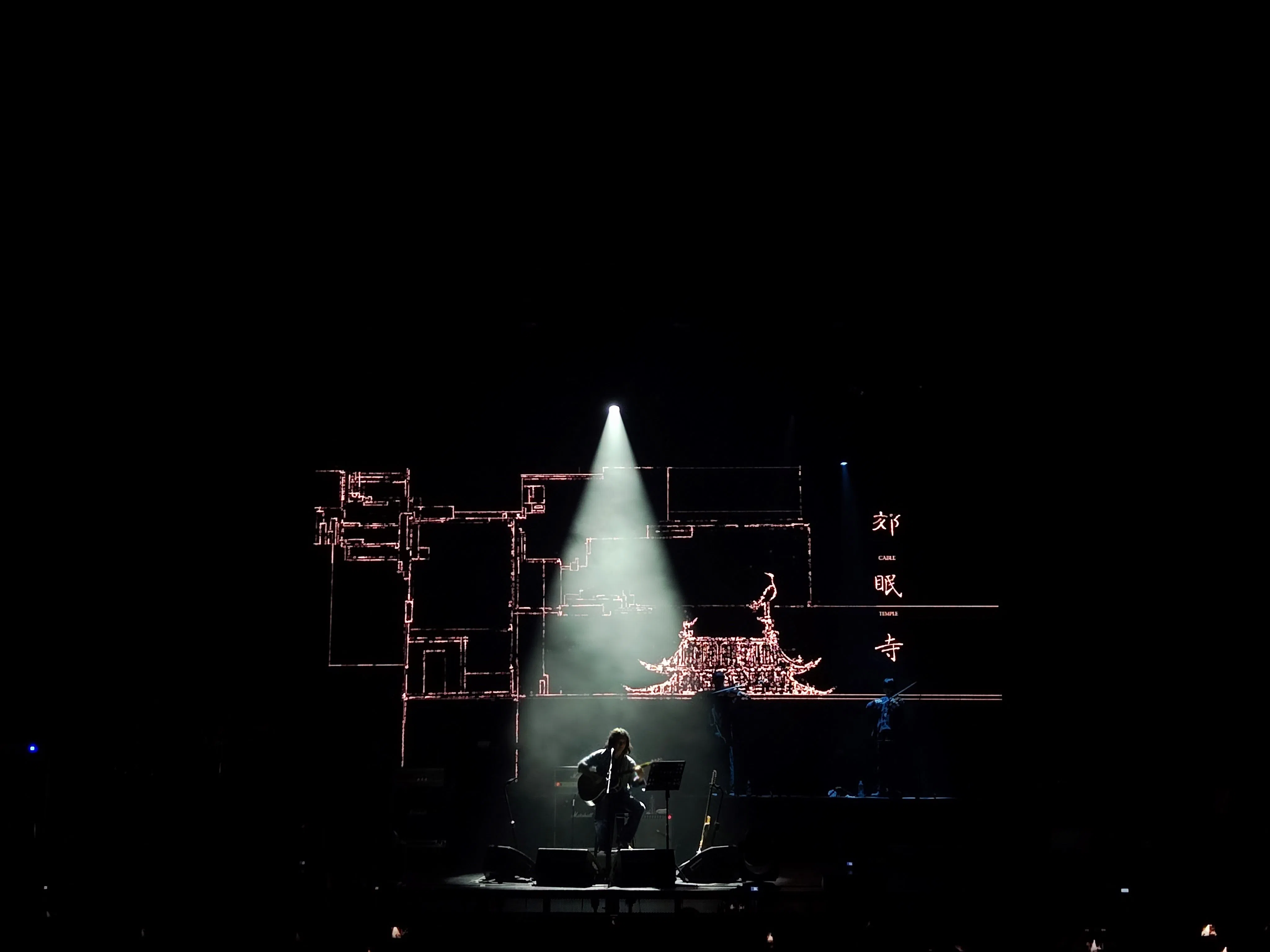 在《郊眠寺》里，仿佛窥见了一点古典与现代共存的可能。（贺倩茹摄）