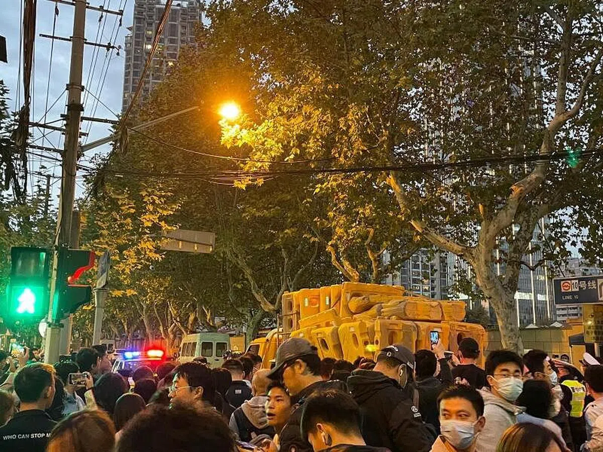 接近傍晚时分，当局开始往现场运路障。 （《联合早报》记者摄）